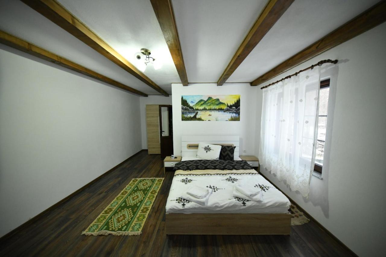 Conacul Cosaului Hotel Feresti Buitenkant foto