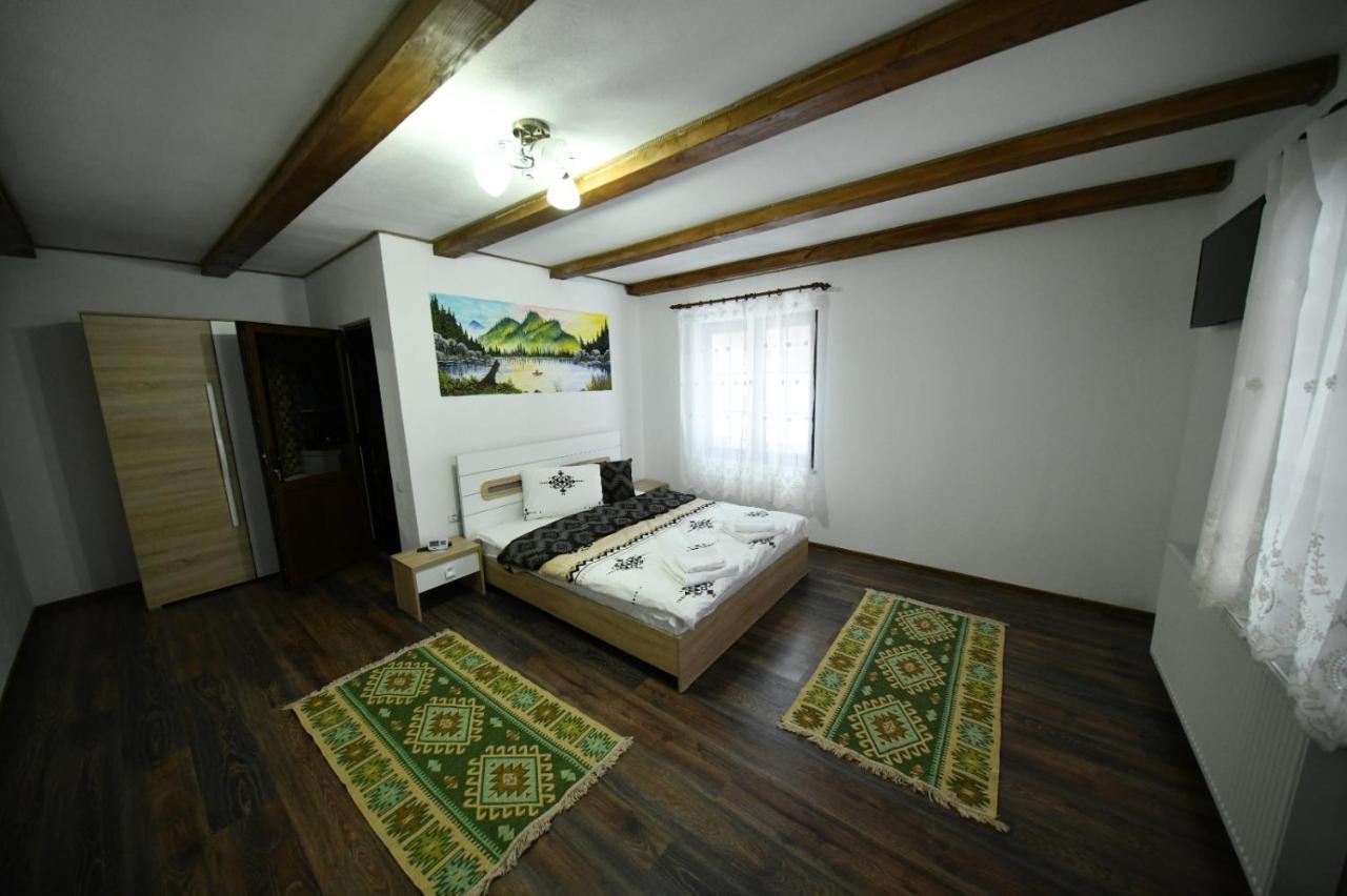 Conacul Cosaului Hotel Feresti Buitenkant foto
