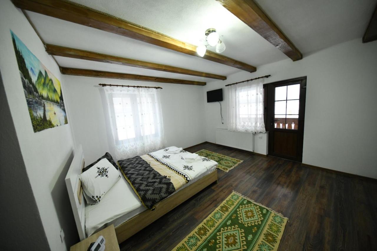 Conacul Cosaului Hotel Feresti Buitenkant foto
