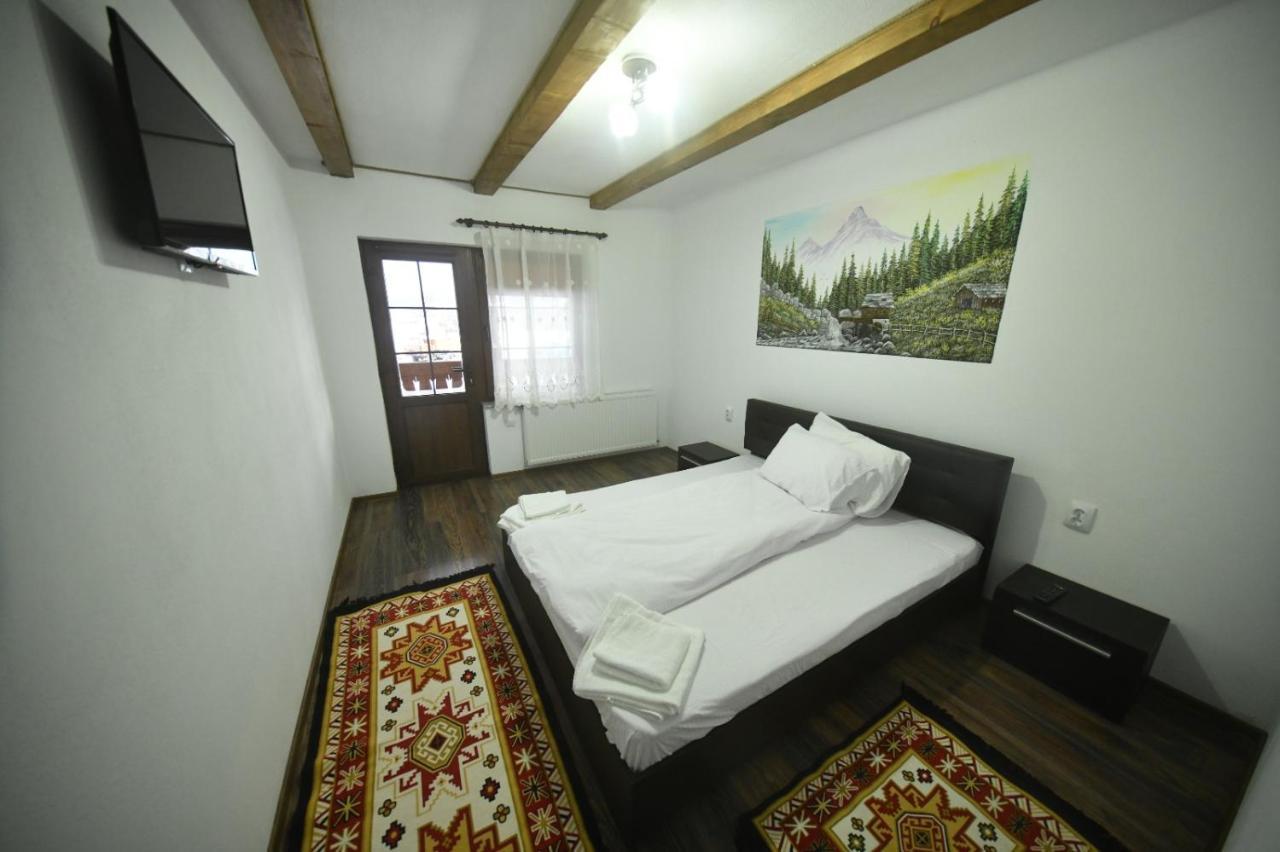 Conacul Cosaului Hotel Feresti Buitenkant foto