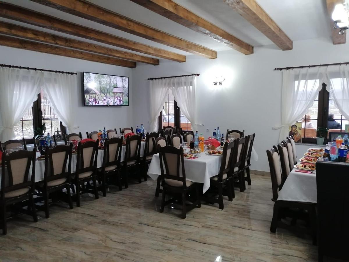 Conacul Cosaului Hotel Feresti Buitenkant foto