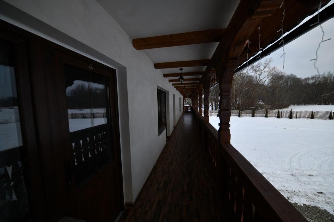 Conacul Cosaului Hotel Feresti Buitenkant foto