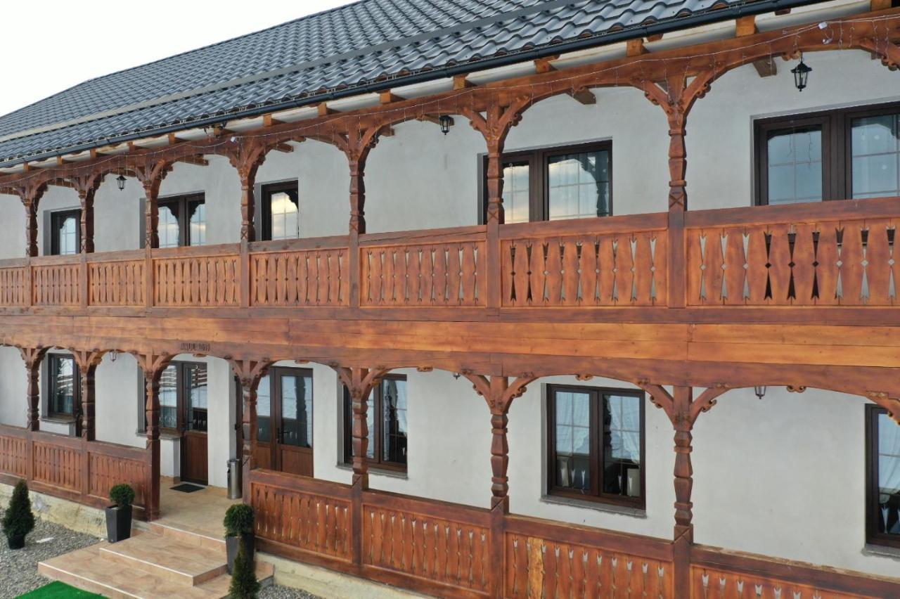 Conacul Cosaului Hotel Feresti Buitenkant foto