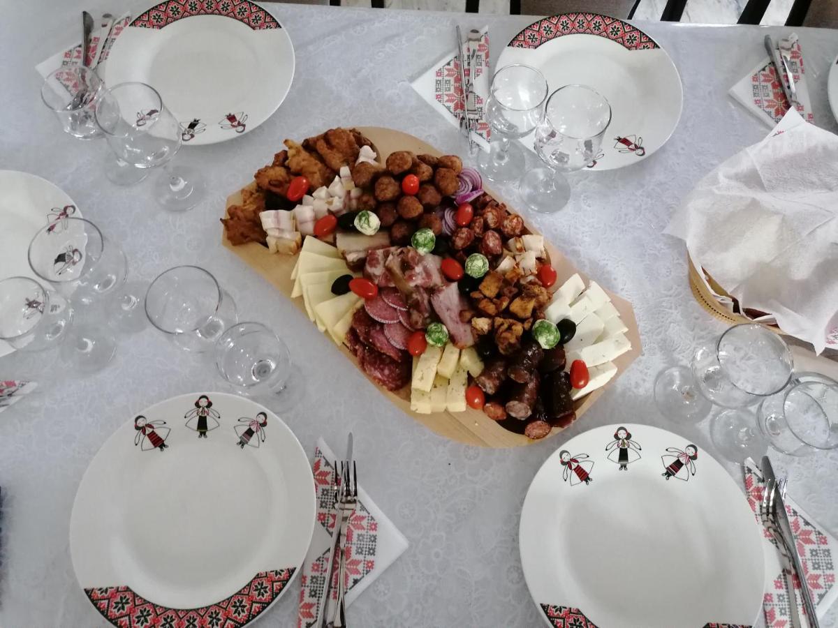 Conacul Cosaului Hotel Feresti Buitenkant foto