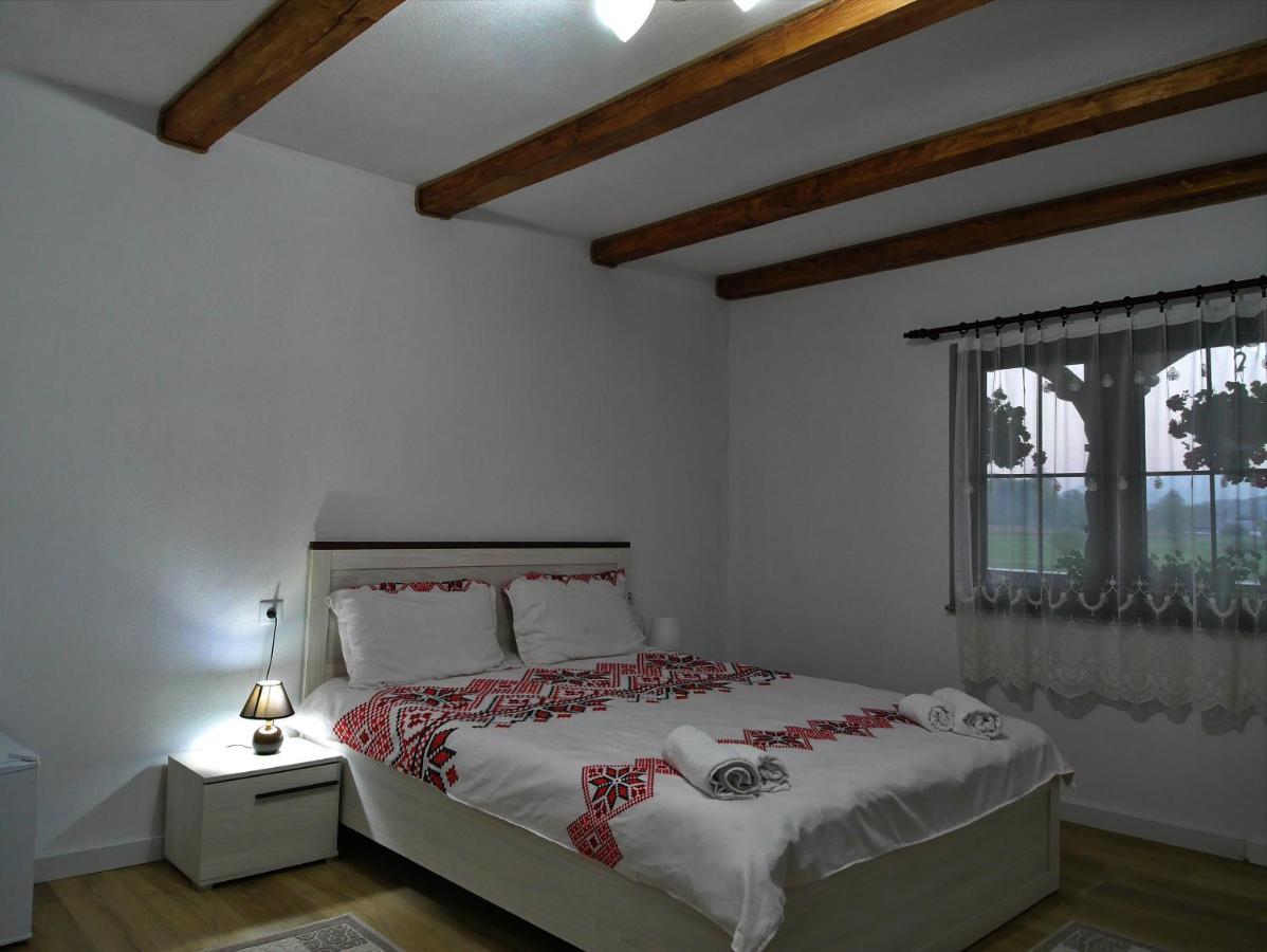 Conacul Cosaului Hotel Feresti Buitenkant foto