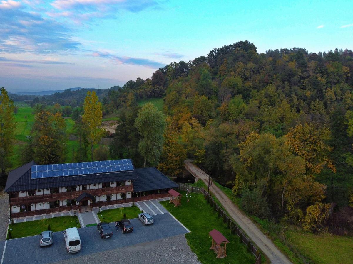 Conacul Cosaului Hotel Feresti Buitenkant foto