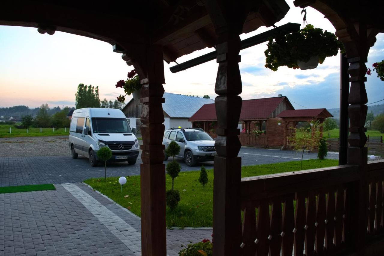 Conacul Cosaului Hotel Feresti Buitenkant foto