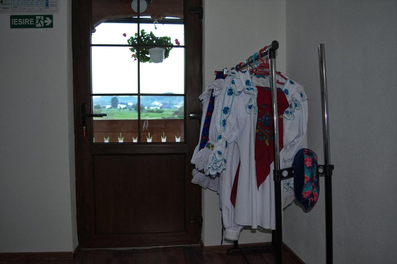 Conacul Cosaului Hotel Feresti Buitenkant foto