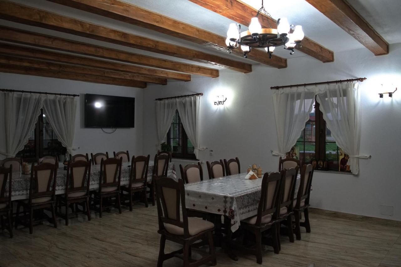 Conacul Cosaului Hotel Feresti Buitenkant foto