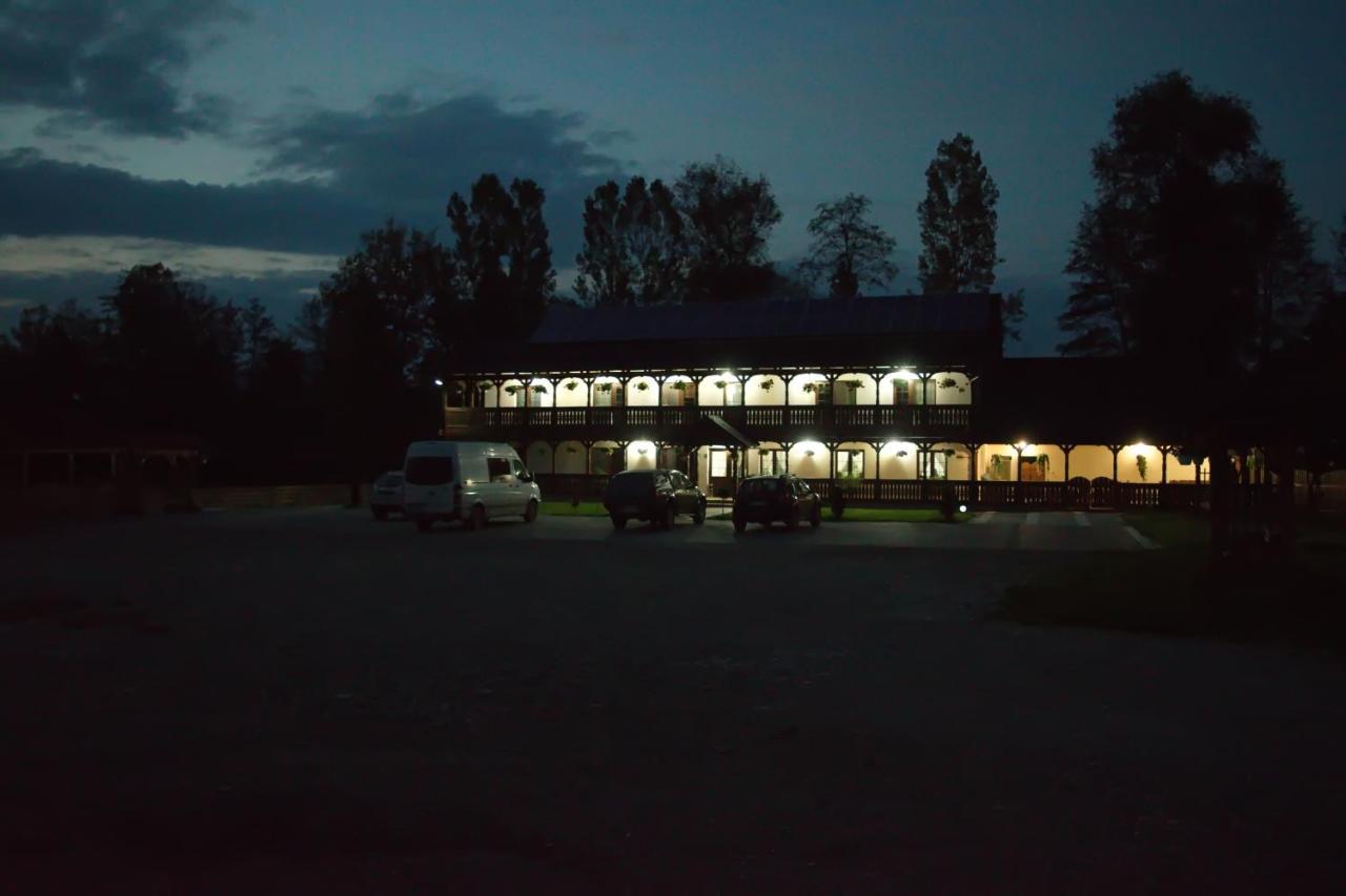 Conacul Cosaului Hotel Feresti Buitenkant foto