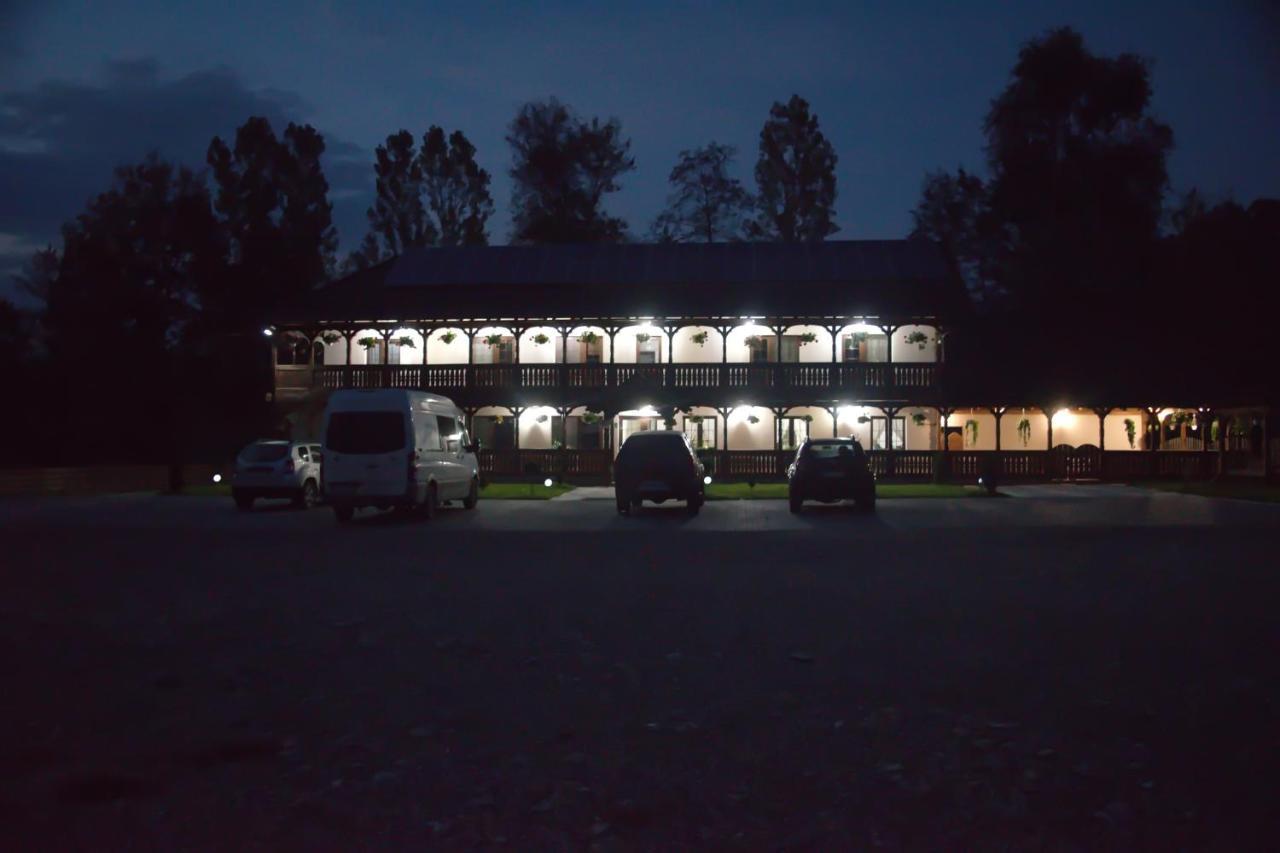 Conacul Cosaului Hotel Feresti Buitenkant foto