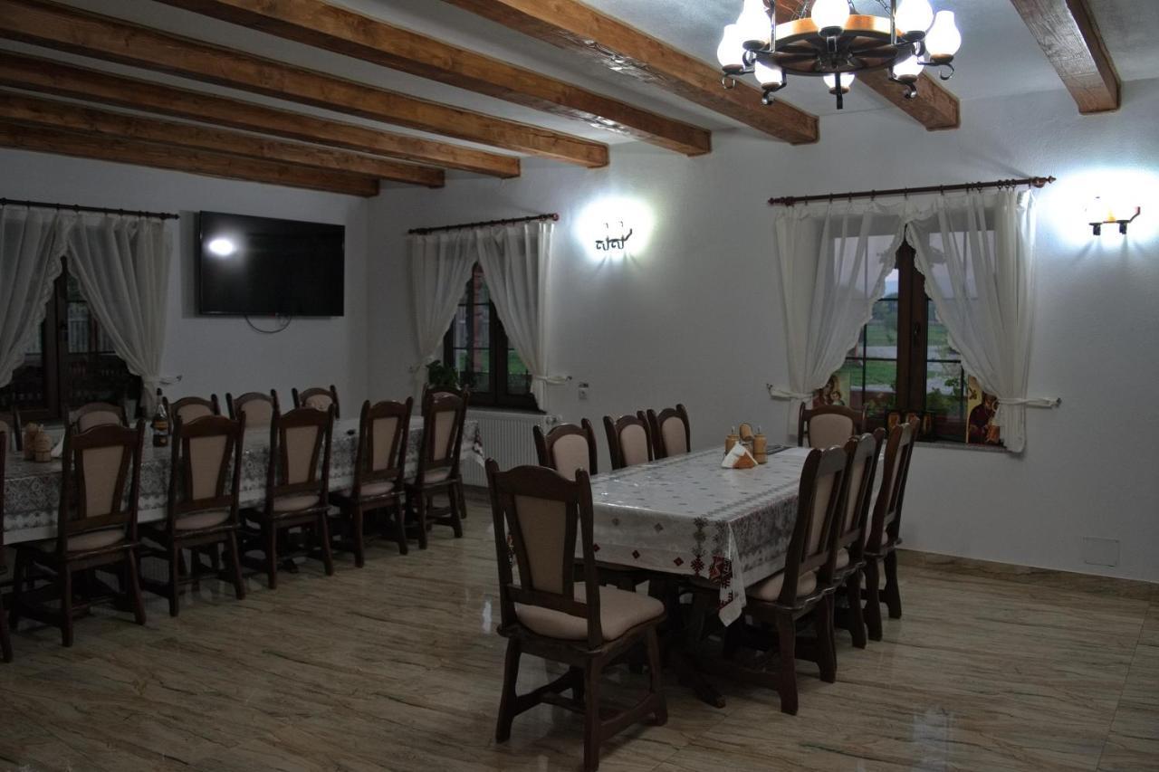 Conacul Cosaului Hotel Feresti Buitenkant foto