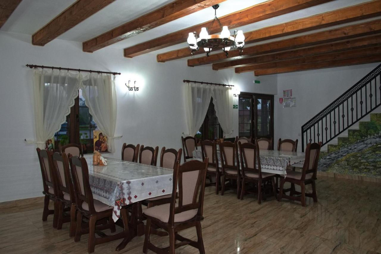 Conacul Cosaului Hotel Feresti Buitenkant foto