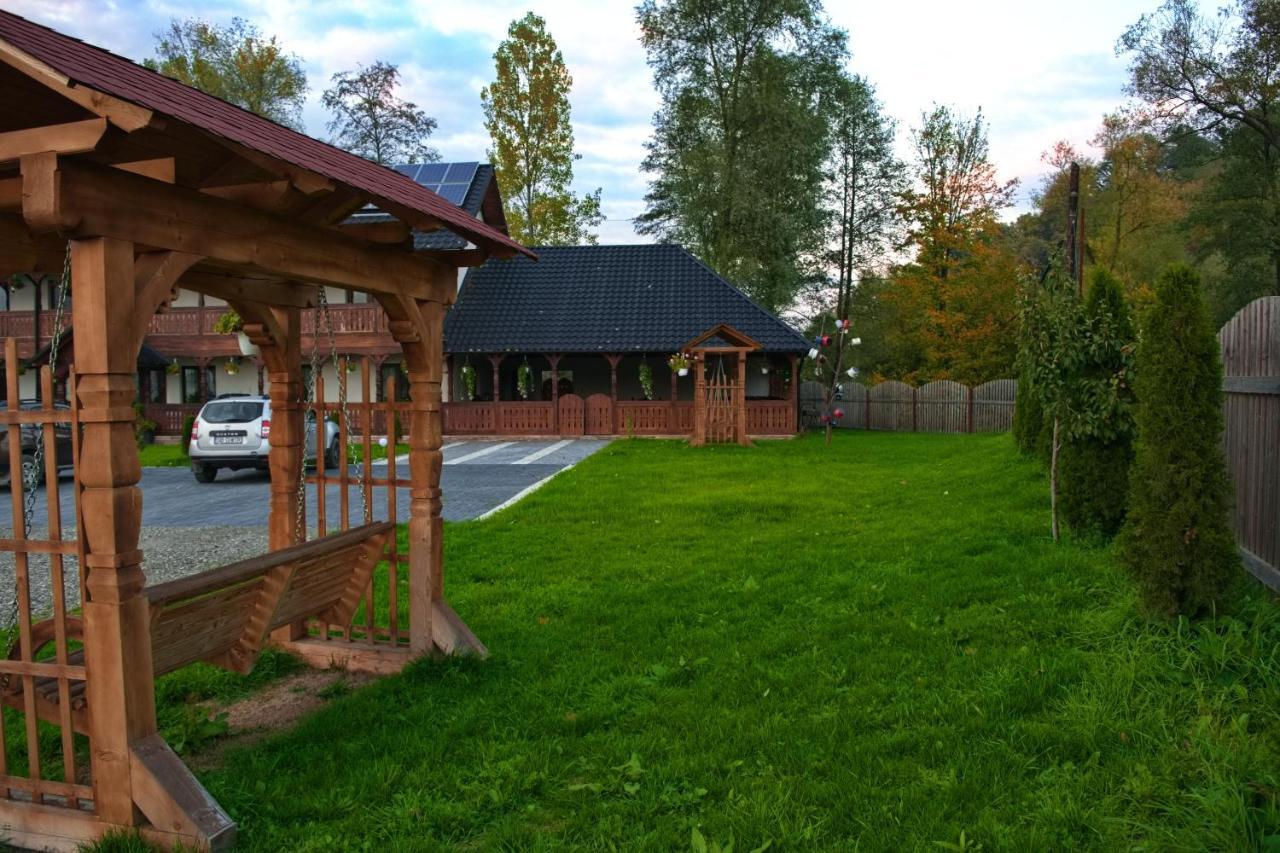 Conacul Cosaului Hotel Feresti Buitenkant foto
